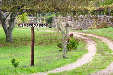 Bahçedeki Albergue tabelası, pansiyon, St. James Yolu 'ndaki hacılar için imza, Camino de Santiago, İspanya