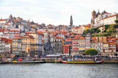 Porto, Ribeira Bölgesi, Portekiz 'in eski şehir ribeira manzarası renkli evler, geleneksel cepheler, kırmızı kiremitli eski renkli evler, Douro nehri ve tekneler.