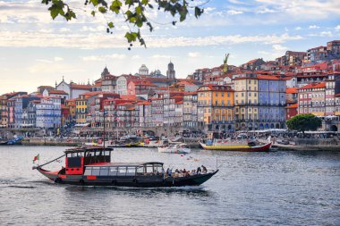 Porto, Portekiz 'in eski Ribeira kasabası renkli evleri, geleneksel cepheleri, kırmızı kiremitli eski renkli evleri, Douro nehri ve tekneleri olan gezintileri. Porto 'nun havadan çekilmiş görüntüsü.