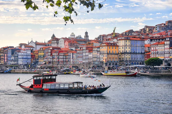 葡萄牙波尔图古城里贝拉空中游廊 有五彩斑斓的房屋 传统的立面 红色屋顶瓦的多彩的旧房屋 杜洛河和船只 波尔图的空中城市景观图像 — 图库照片