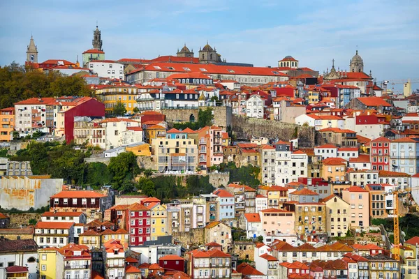 葡萄牙里贝拉区波尔图古城里贝拉景观 有五彩斑斓的房屋 传统的立面 红色屋顶瓷砖的多彩的旧房屋 耸立在多罗河堤上 — 图库照片