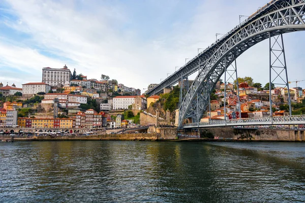 波尔图 里贝拉区 葡萄牙古城里贝拉的风景 五彩缤纷的房子和路易斯一世桥 多罗河上的金属拱桥 城市的象征和最受欢迎的旅游景点 — 图库照片
