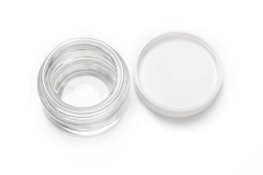 Kozmetik krem için boş şeffaf cam kaplama kavanozunu aç beyaz arka planda izole edilmiş, boş, model