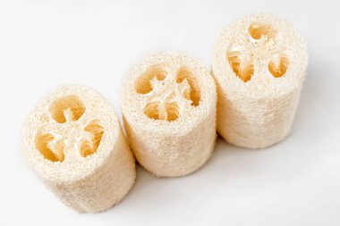 Luffa Lif. Hafif arka planda Luffa bitkisinden çıkarılan sebze süngeri. Çevre dostu lifler, sıfır atık. Sürdürülebilir banyo ve yaşam tarzı, plastiksiz ve çevre dostu konsept.