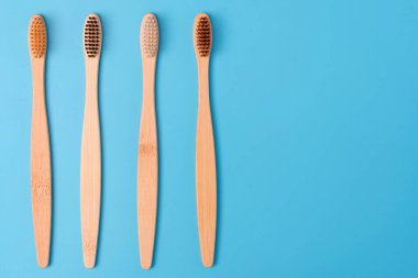 Mavi arka planda bambu diş fırçaları. Çevre dostu günlük ağız temizliği, diş bakımı ve sağlık. Ağız temizleme ürünleri. Diş bakımı konsepti. Metin veya logo için boş yer
