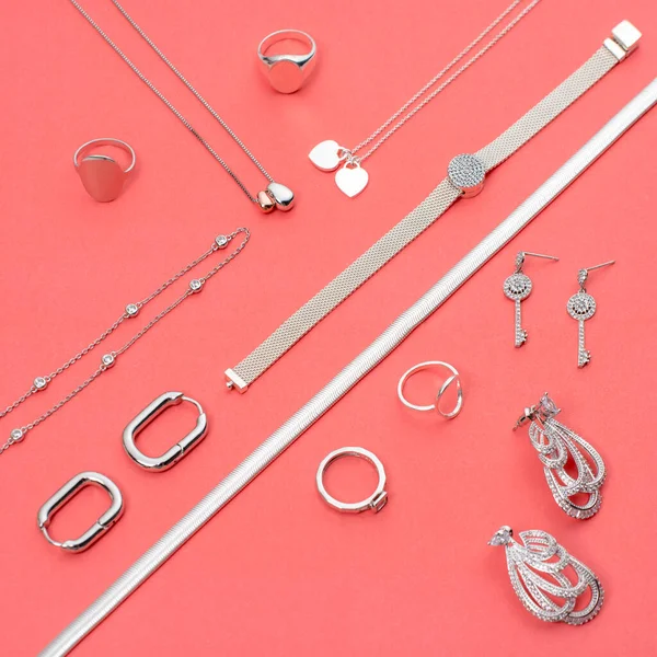 Joyería Plata Sobre Fondo Rosa Mínimo Anillos Pulseras Pendientes Vista — Foto de Stock