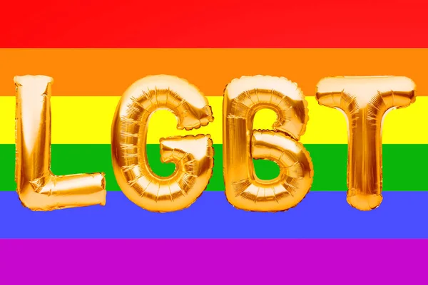 金色的字母是用气球在自豪彩虹旗的背景上形成的字Lgbt 骄傲的嘉年华 节日卡片 自由恋爱的概念 — 图库照片