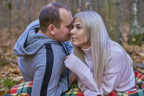 Adam kızın kulağına tatlı sözler fısıldıyor.