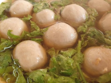 Tayland yemeği köfteleri ve yeşil sebzeli sıcak çorba.