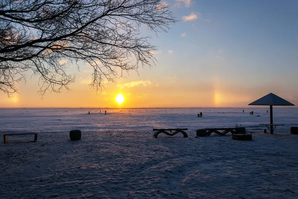 Golfo Finlandia Congelado Con Sol Bajo Cifras Personas — Foto de Stock