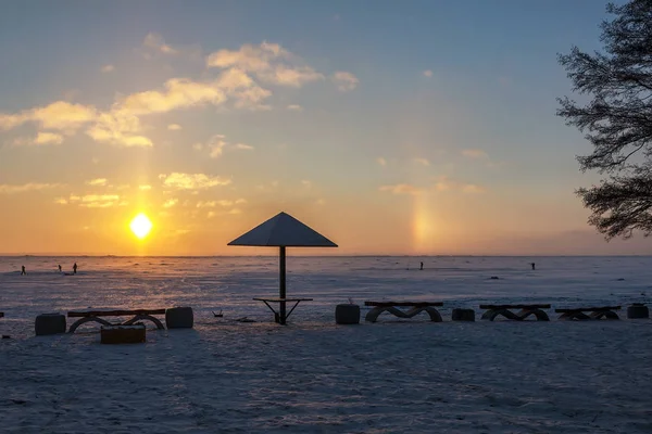 Övergiven Vinterstrand Vid Östersjökusten Och Solen Med Regnbågens Färger — Stockfoto