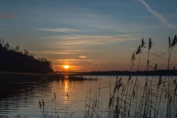 Magnifique Coucher Soleil Sur Lac Avec Des Couleurs Riches — Photo