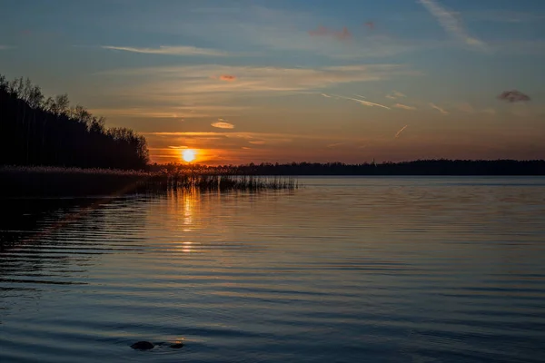 Coucher Soleil Coloré Sur Lac Avec Des Couleurs Riches — Photo
