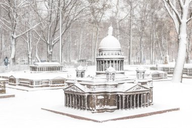 St. Isaac Katedrali 'nin maketi. Mini şehirde karın altında.