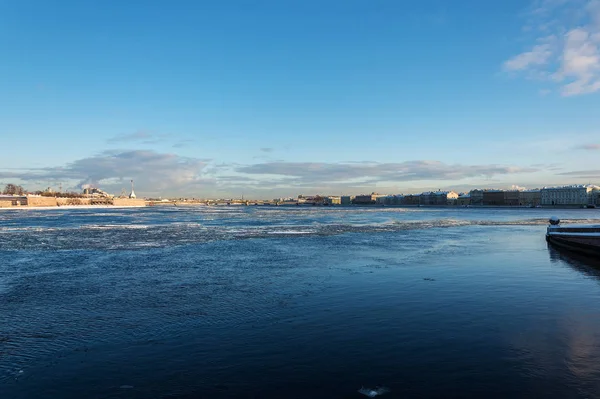 Ampia vista panoramica sul fiume Neva in una giornata invernale soleggiata — Foto Stock