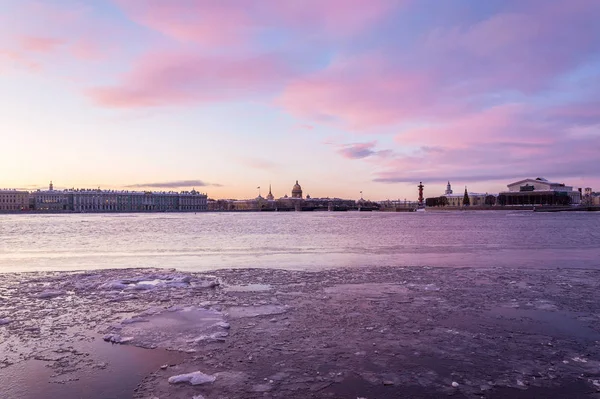 Bellissime nuvole rosa all'alba sulle acque del fiume Neva — Foto Stock