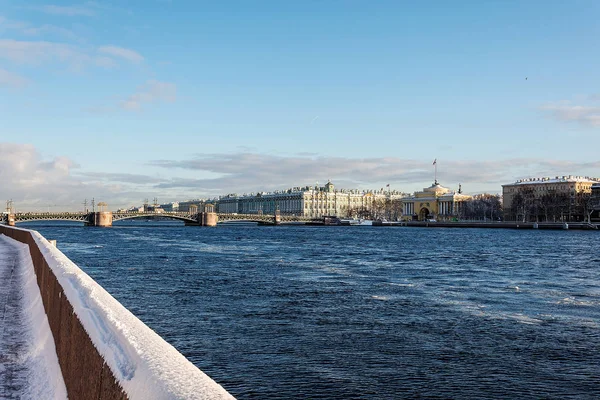 Vista panoramica sulla Neva, l'Eremo e il ponte del Palazzo — Foto Stock