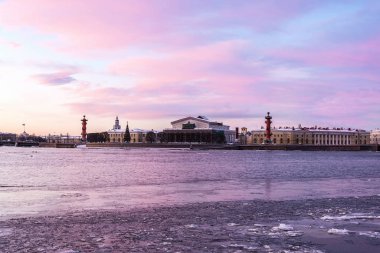 Güzel mavi gökyüzü Pembe bulutlarla kaplı Borsa binasının üzerinde