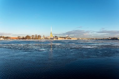 Neva nehrinin panoraması Peter ve Paul kalesiyle