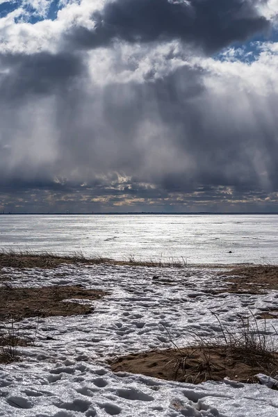 Uma imagem dramática de correntes de luz que vêm através da nuvem de chuva — Fotografia de Stock