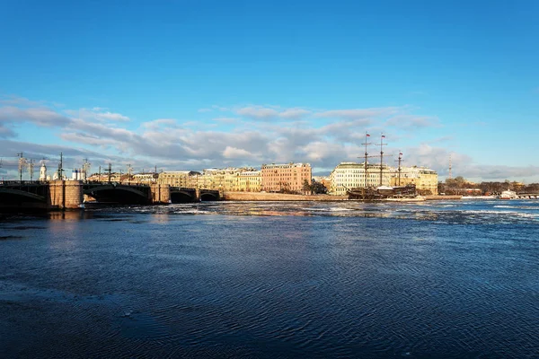 Весенняя фотография с Невой, биржевым мостом и эмбой — стоковое фото