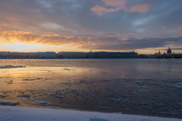 Alba colorata sul fiume Neva e argine Palazzo — Foto Stock