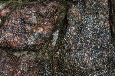 Tüm granit taşlardan oluşan ıslak bir duvar.