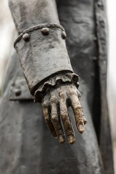 Фрагмент бронзовой скульптуры человека — стоковое фото
