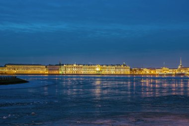 Diğer kıyısında tarihi binalar olan saray seti.