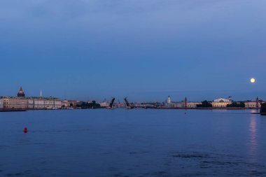 Neva nehrinin tarihi binalarla panoramik görüntüsü