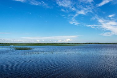 Gölün geniş manzarası