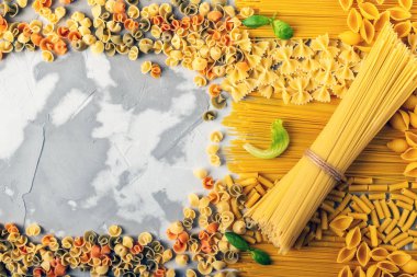 Marul ve fesleğenli farklı türde makarna.