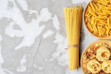 metin arkaplanındaki sarı seramik tabaklara farklı yapıştırıcı