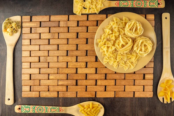 Fettuccine Farfalle Pasta Yellow Plate Set Bamboo Napkins Different Pasta — Stock Photo, Image