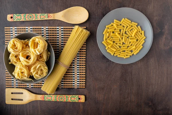 Fettuccine Pasta Einem Grauen Teller Auf Einer Bambusserviette Und Spaghetti — Stockfoto