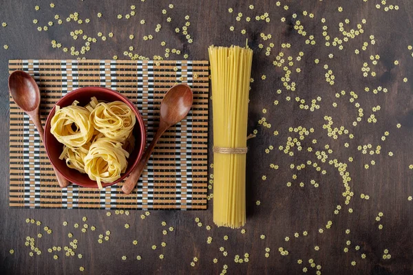 Red Bowl Fettuccine Bamboo Napkin Bamboo Red Horns Spaghetti Dark — Stock Photo, Image