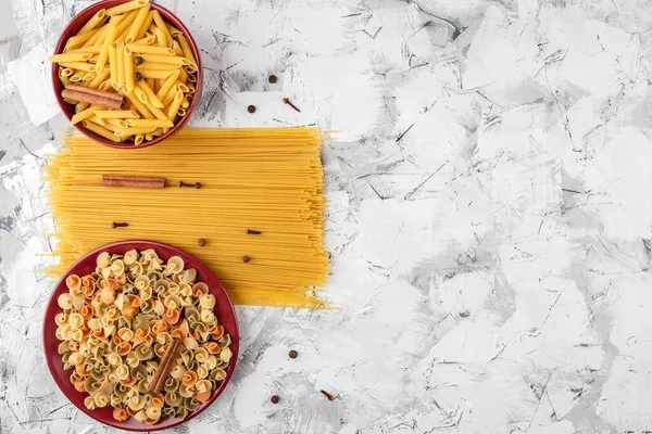 Spaghetti Mit Würze Auf Grau Weißem Strukturiertem Hintergrund Und Trockene — Stockfoto