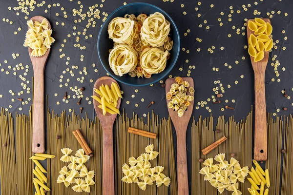 Fettuccine Pasta Einer Blauen Schüssel Und Bambuslöffel Mit Verschiedenen Pasten — Stockfoto