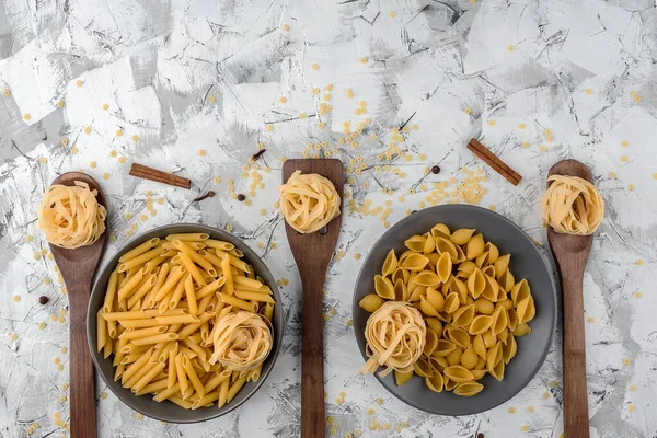 Fettuccine Pasta Auf Grauen Keramikschalen Und Hölzernen Spachteln Und Verschiedene — Stockfoto