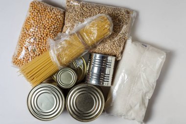 Beyaz arka planda uzun vadeli depolama ürünleri. Yiyecek bağışları ya da karantina sırasında gıda teslimatı konsepti, üst manzara, düz yiyecek.