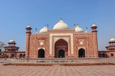 Agra, Up, India - 7 Mart 2019: Agra 'daki Büyük Tac Mahal Camii, ya da Mescid. Tac Mahal 'in batı tarafında. Tac Mahal 'deki cami bir kumtaşı platformunda duruyor..