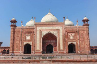 Agra, Up, India - 7 Mart 2019: Agra 'daki Büyük Tac Mahal Camii, ya da Mescid. Tac Mahal 'in batı tarafında. Tac Mahal 'deki cami bir kumtaşı platformunda duruyor..