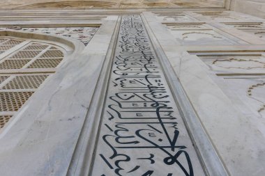 Agra, Hindistan - 7 Mart 2019: Tac Mahal 'in mermerindeki güzel ve karmaşık yazı.