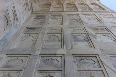 Tac Mahal 'in girişinin kemerli duvarı. Taj Mahal, Hindistan 'ın Agra kentindeki Yamuna nehrinin güney kıyısında fildişi beyazı mermer bir mozoledir..