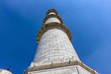Taj Mahal 'in dört minaresinden biri..