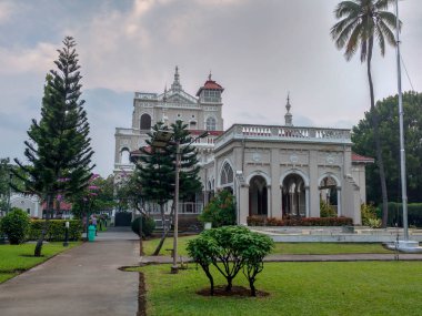 Aga Han Sarayı, Pune. Saray, Mahatma Gandhi ve karısı Kasturba Gandhi için bir hapishane olarak hizmet verdiği için Hint Özgürlük Hareketi ile yakından ilişkilidir.