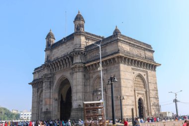 Mumbai, Hindistan - 10 Aralık 2019: Hindistan 'ın Kapısı 20. yüzyılın başlarında Hindistan' ın Maharashtra eyaletinde Mumbai şehrinde inşa edilmiş bir kemer-anıttır..
