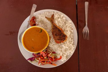 Goan Fish Thali, Rice ve Kadi, Rawa Fried Fish, Sol Kadi ve Sebze Tarafı Yakından Bhaji Side