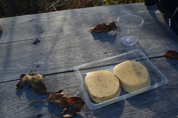 Kaas Tussen Gele Bladeren Een Houten Tafel — Stockfoto