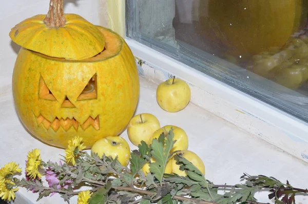 Calabaza Con Hojas Otoño Flores Sobre Fondo Madera —  Fotos de Stock